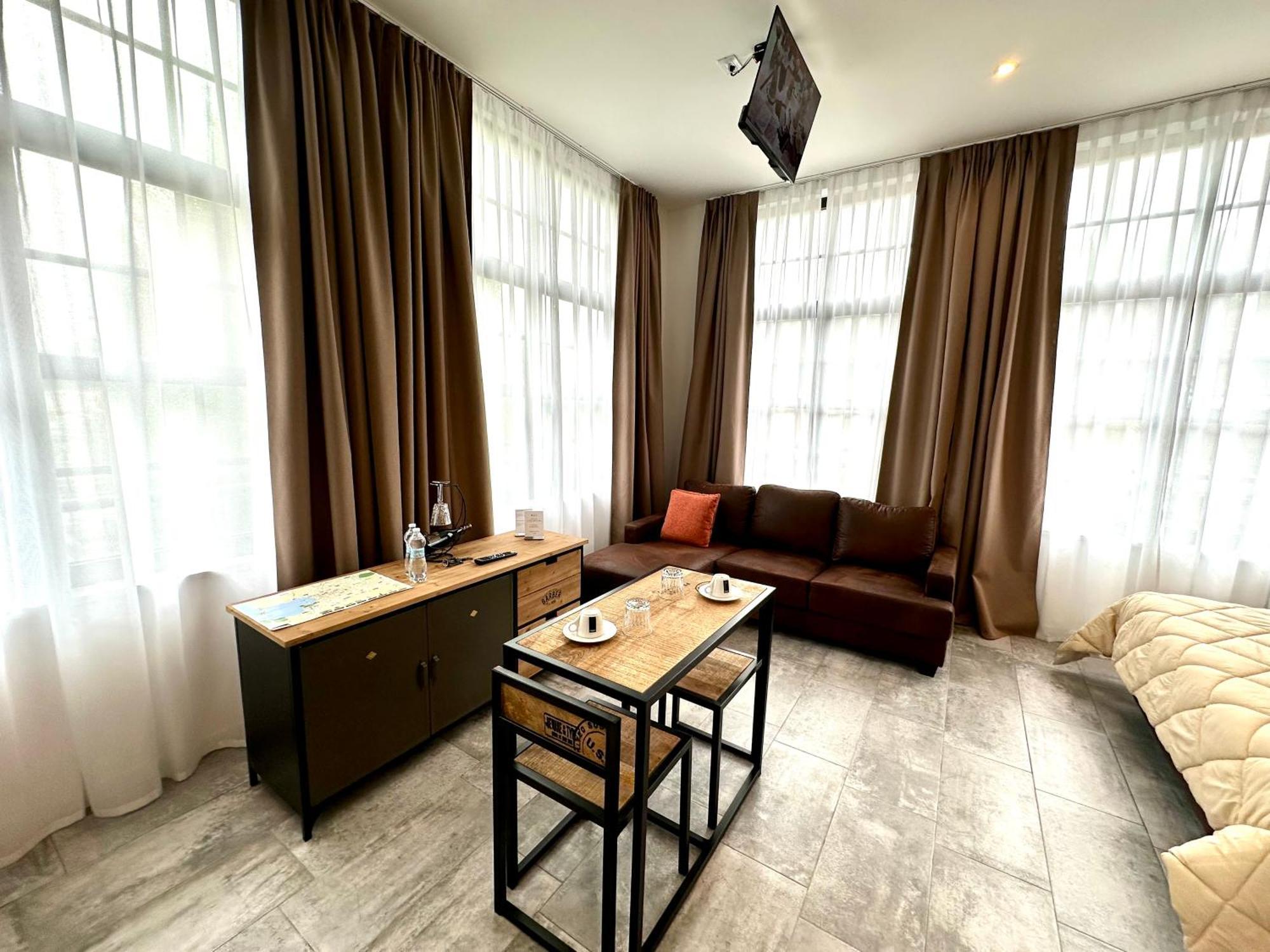 Living Como-rooms&parking